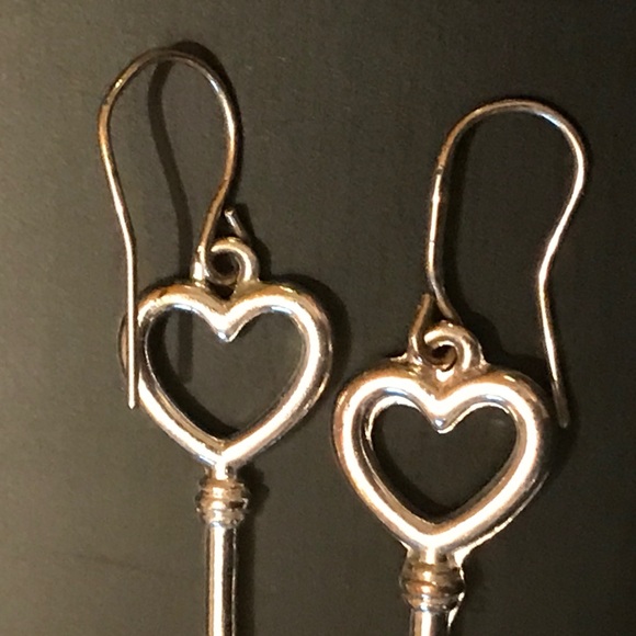 🔴 $5 or 3 for $12 Heart Key Earrings Silver Tone - Picture 3 of 4